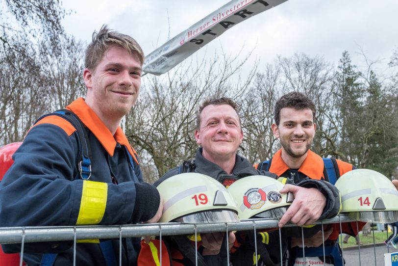 Die Läufer der Freiwilligen Feuerwehr Herne überholten die Footballer Black Falcons auf der Zielgeraden.