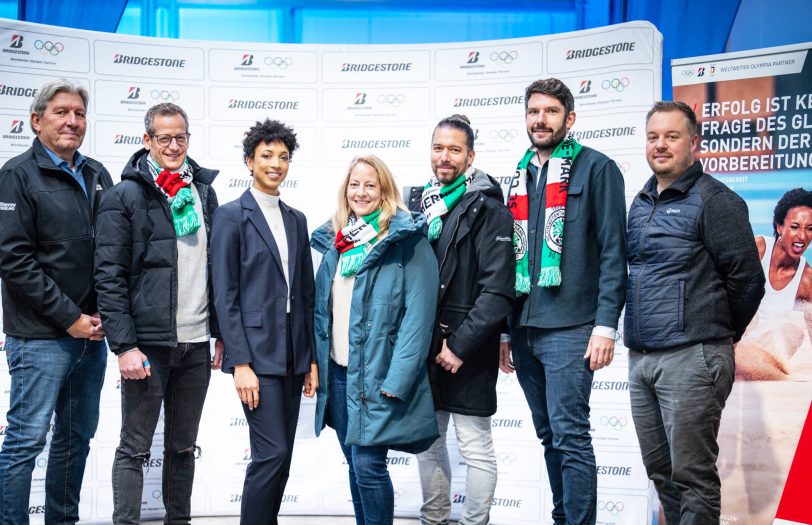 Der SC Constantin kann sich jetzt einen Traum erfüllen. Überbringerin der guten Nachricht war Leichtathletik-Weltstar Malaika Mihambo (3. von li.). Vom SCC dabei waren Christoph Wicher (2. von li.), Stefanie Barsnick und Ralf Keuchel (3. von re.), Christian (li.) und Alexander Stiebling (2. von re.) sowie Christian Bauer von der Bridgestone.