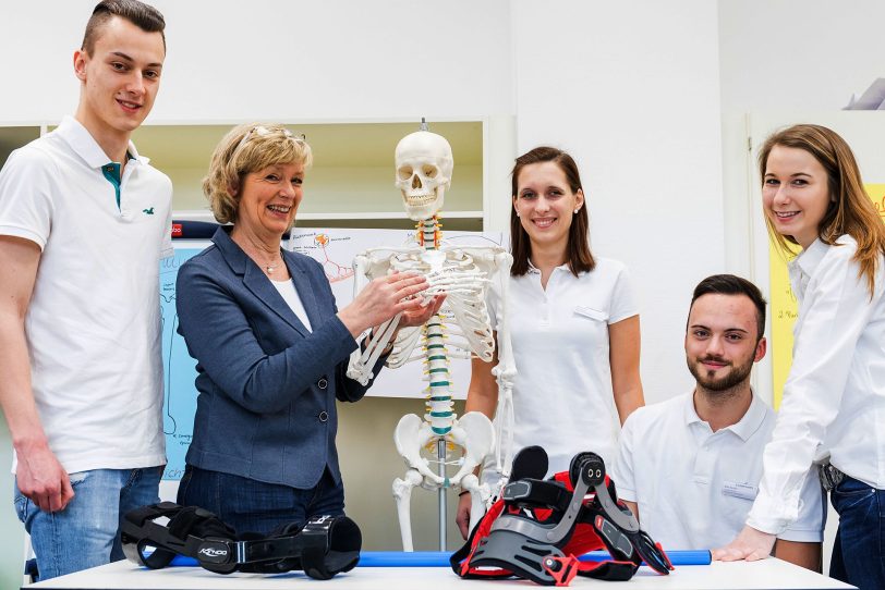 Tag der offenen Tür in der Physio-Akademie in Sodingen.Im Bild: Leiterin Beate Stock-Wagner mit Auszubildenen.