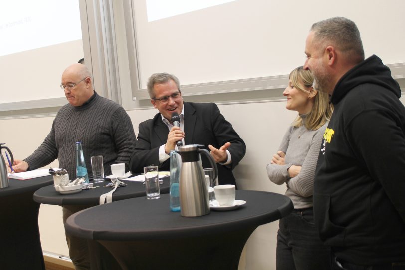 Prof. Dr. Dierk Borstel (2.v.l.) moderierte die Talkrunde mit Polizeisprecher Peter Bandermann (v.l.), Deniz Greschner vom Multikulturellen Forum und Mirza Demirovic von der Nordstadtliga.