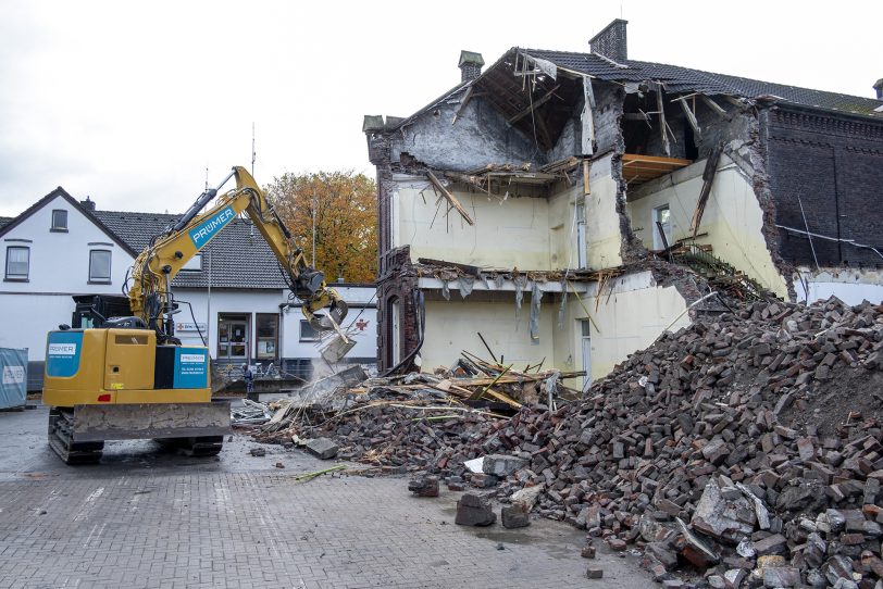 Abbruch der ehemaligen Grundschule am Berliner Platz in Herne (NW) am Montag (04.11.2019).