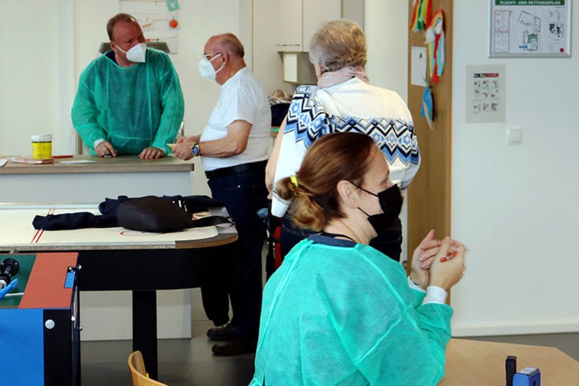 Sonderimpfaktion gegen das Corona-Virus nach dem Sonntags-Gottesdienst in der Kreuzkirchen-Gemeinde. Der Arzt Anton Preissig impft alle Impfwilligen.