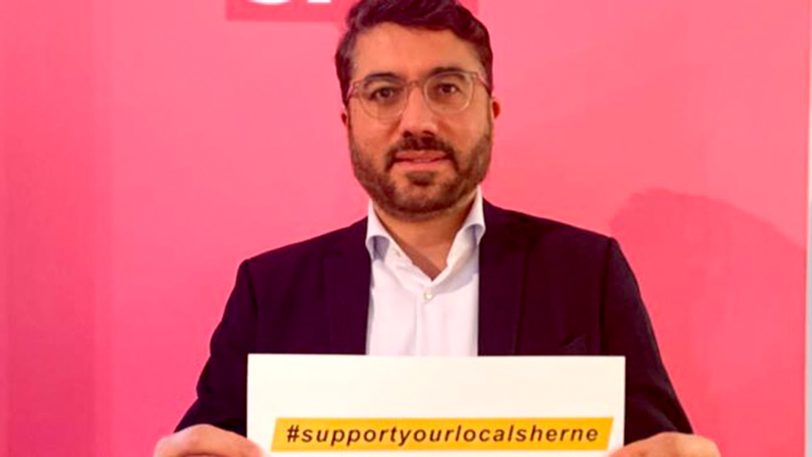 Serdar Yüksel, Mitglied des Landtags NRW, unterstützt die Aktion #supportyourlocalsherne am 14. Februar 2021.