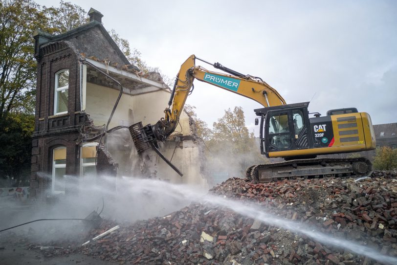 Der Bagger rückt am Dienstag dem letzten Giebel zu Leibe.