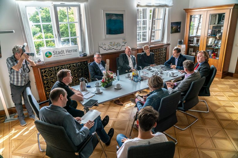 Pressekonferenz zur Vertragsunterzeichnung.