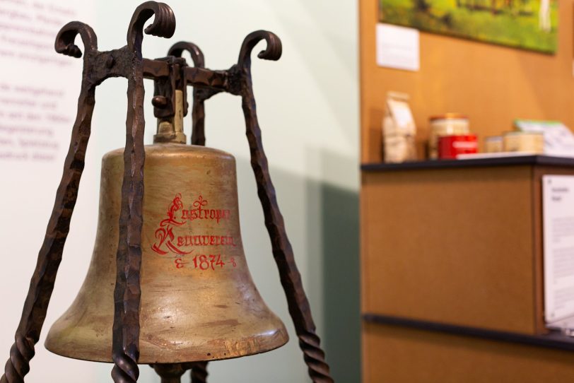 Blick in die Ausstellung mit der Glocke des Castroper Rennvereins von 1874.