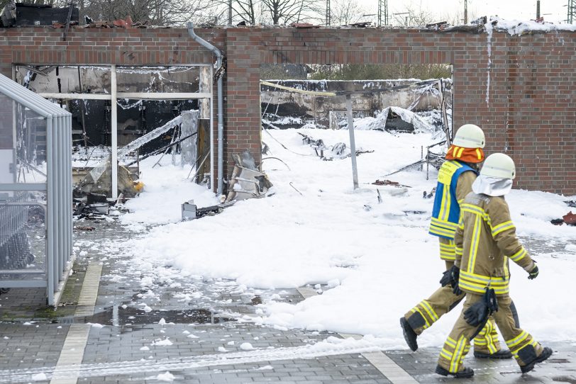 Durch einen Brand wurde am Samstagmorgen (31.01.2021) der Netto-Markt an der Berliner Straße in Herne (NW) komplett zerstört. Kräfte der Berufs- und der Freiwilligen Feuerwehr wurden bei den Löscharbeiten durch das THW unterstützt. Die Polizei ermittelt wegen des Verdachts auf Brandstiftung.