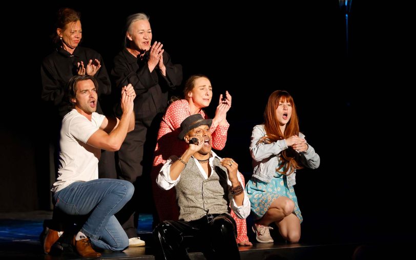 Zusammen singen und klatschen: Das Mondpalast-Ensemble.