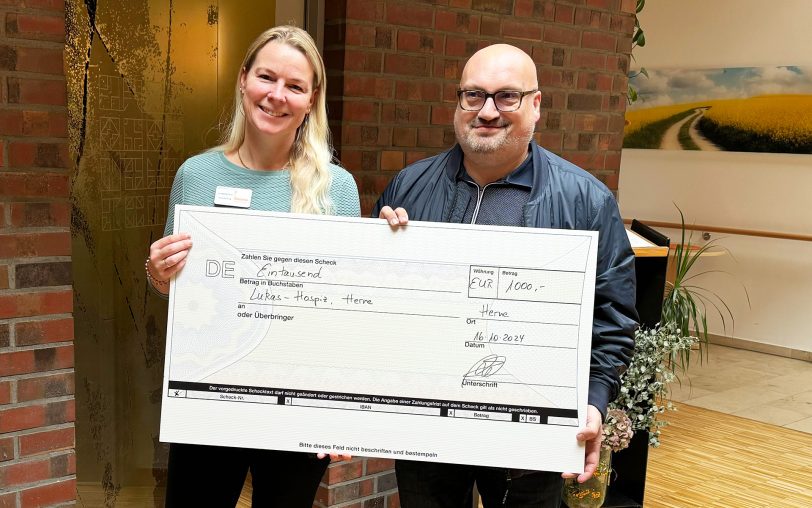 Edeka-Kaufmann Michael Koch (re.) überreichte den Spendenscheck in Höhe von 1.000 Euro an Linda Schultz vom Lukas-Hospiz.