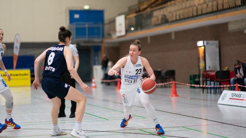 Die Basketballerinnen vom Herner TC gewinnen am Mittwoch (2.3.2022) mit 85:69 gegen die Capitol Bascats Düsseldorf. Am Ball Jelena Vucetic
