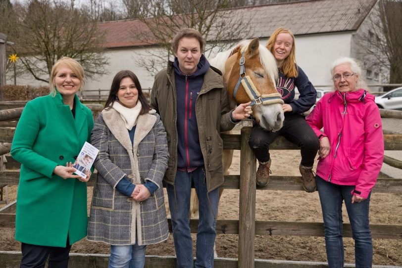 Gemeinsam alle Hindernisse auf dem Weg zur Ausbildung genommen: Kristina Steffen (v.l./LWL), Diana Gürbüz (Integrationsfachdienst); Arbeitgeber Matthias Worch; Michelle Sommer und Mutter Sabine Gorthat.