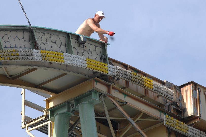 Beschäftigter beim Ausbau der Wasserbahn.