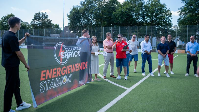 Das Stadion des Vereins Sportfreunde Wanne Eickel 04/12 bekam am Sonntag (11.08.2024) einen neuen Namen und heißt jetzt Elektro Sprick-Energiewende-Stadion.