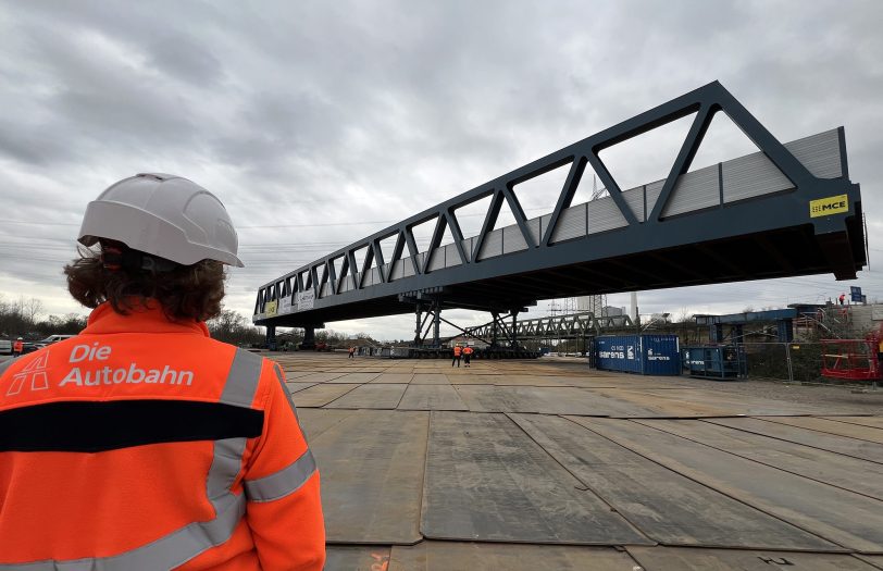 Die neue Osthälfte der DB-Brücke im südlichen Recklinghausen wird mit vielrädrigen Transportfahrzeugen an ihre Position geschoben. Im Hintergrund ist die westliche Hälfte der alten Brücke zu sehen.