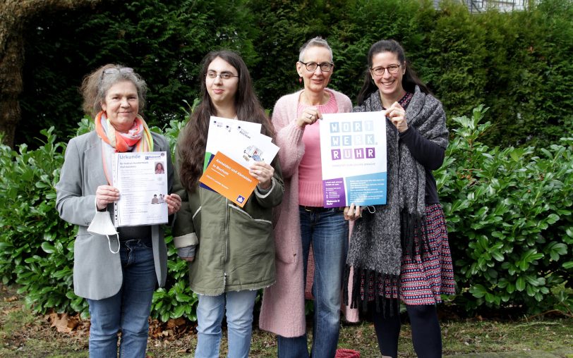 Gemeinsam Hindernisse überwinden: (v.l.) Prüfassistentin Gudrun Hundertmark, Prüferin Melisa Bedemci, Übersetzerin Sylvia Berthold und Werkstattleitung Birgit Westphal stellen die Arbeit des wortwerk.ruhr vor.