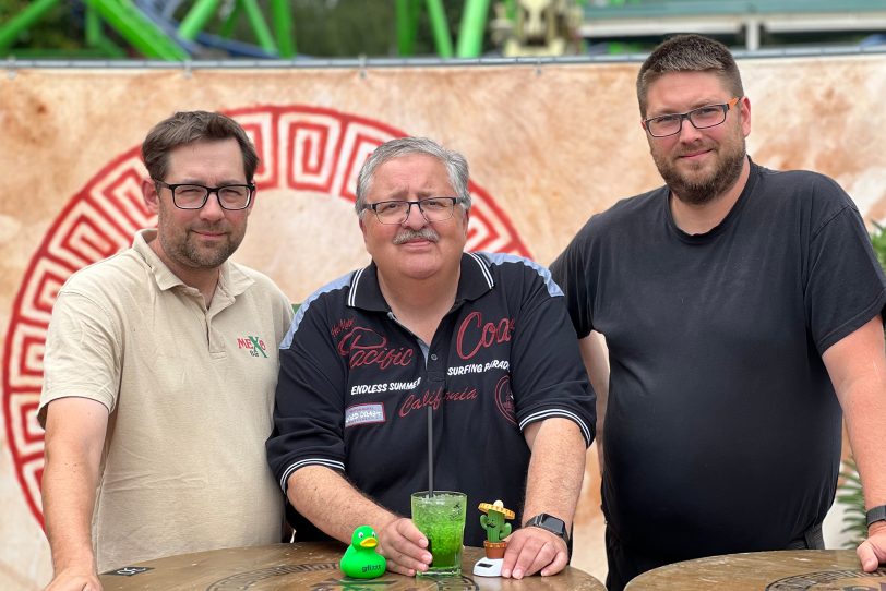 Markus Lakomy (Mexo-Bar) (1.v.l.), Michael Barszap (gfi) (Mitte) und Thomas Lakomy (Mexo-Bar) freuen sich über den Cocktail.