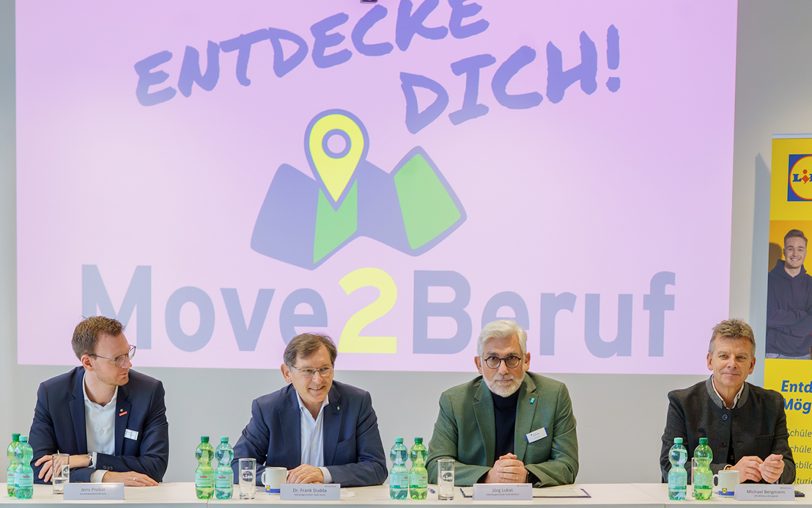Vier von mehreren verantwortlichen Arbeitsmarktakteuren: (v.li.) Jens Probst (Geschäftsführer Kreishandwerkerschaft Ruhr), Hernes OB Dr. Frank Dudda, Bochums OB Jörg Lukat und Michael Bergmann (Hauptgeschäftsführer IHK Mittleres Ruhrgebiet.