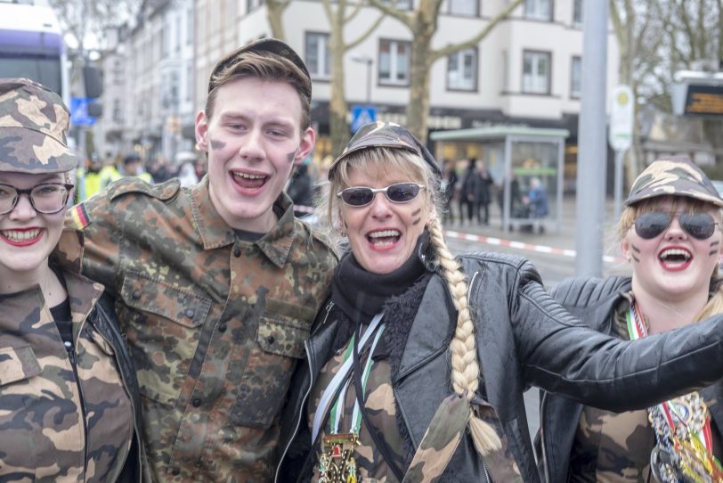 Der Karnevalsumzug am Rosenmontag (04.03.2019) in Herne (NW). Der Umzug startete pünktlich um 12 Uhr vom Kurt-Edelhagen-Platz in Sodingen in Richtung Innenstadt. Trotz der Unwetterwarnung des DWD hatten sich die HeKaGe und das Ordnungsamt entschieden, den Zug rollen zu lassen. Kurz nach dem Start setzte ein heftiger Schauer ein, der Teilnehmer und Zuschauer ordentlich durchweichte.