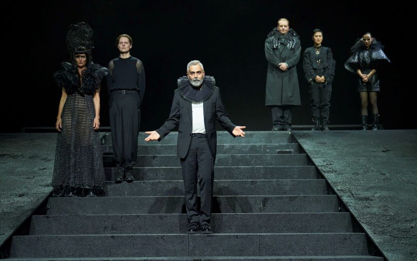 Die Welt ist aus den Fugen – und im Essener Grillo-Theater ziemlich düster (v.l.): Bettina Engelhardt (Gertrud), Christopher Heisler (Hamlet), Mansur Ajang (Claudius), Jan Pröhl (Polonius) und Hân Nguyễn (Laertes), Beritan Balcı (Ophelia).