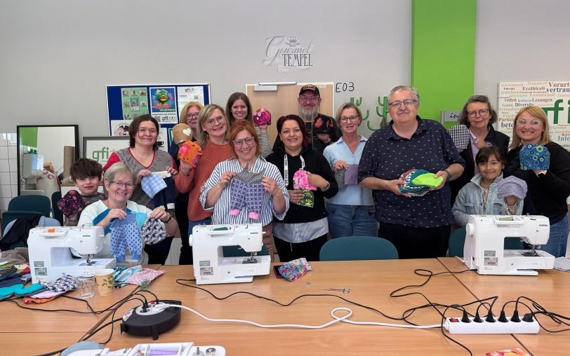 Bei der Benefiz-Nähaktion der gfi Herne unter der Leitung von Chiara Cremon kamen 240 Mützen, Strampler und Pumphosen für Krankenhäuser zusammen.
