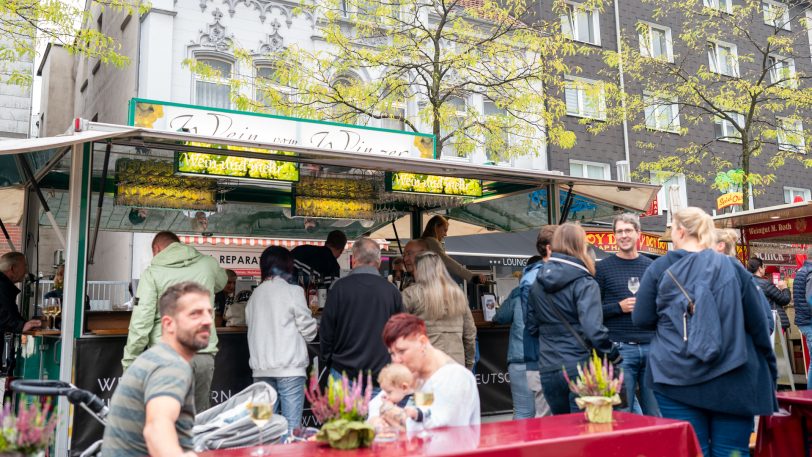Winzermarkt 2022 lockte schon zur Eröffnung zahlreiche Besucher zum City Center.