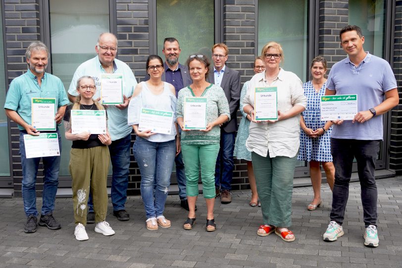 Woges Projektförderung 2022: Volker Gößling (Schulleitung Pestalozzi Gymnasium), Antje Fehrholz (Schulleitung Gymnasium Eickel), Winfried Braune (Vorsitzender Förderverein Gymnasium Eickel e.V.), Kholud Ramadan (Café Desaster und Begegnungsstätte e. V.), Marco Volkar (Woges), Nadja Mosch (Café Desaster und Begegnungsstätte e. V.), Frank Kohaus (Woges), Sonja Pauli (Woges), Ute Leipski (Max-Wiethoff-Schule), Daniela Schwarz (Woges) und Sebastian Reinhardt (Max-Wiethoff-Schule)