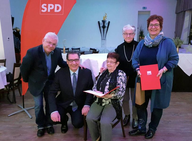 v.l. Winfried Marx (OV-Vorsitzender) Udo Sobieski (SPD Ratsfraktuionsvorsitzender) Luise Salwski (Jubilarin 50 Jahre), Ilsa Ferlemann (Kassiererin) Tanja Hinz (Jubilarin 25 Jahre).