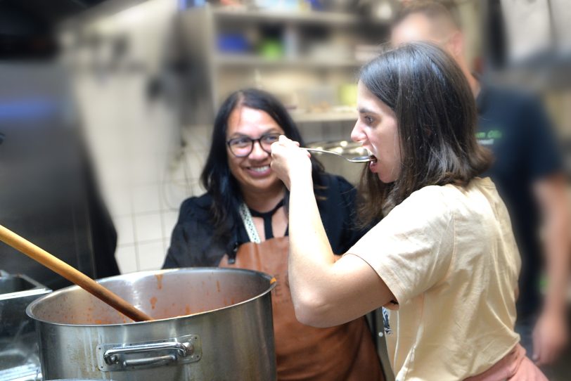 Sardischer Abend im Ollis: Francesca Eichler bereitet in der Küche von Ollis Restaurant die Salsiccia-Safran-Tomatensauce für die Sardische Pasta vor – Tochter Chiara schmeckt ab.