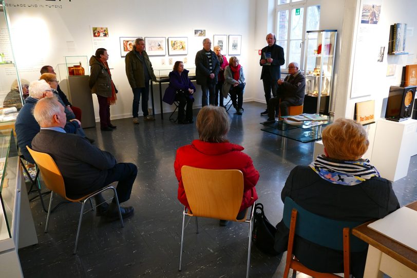 Zum Ausklang der Ausstellung “Bilderwelten. 100 Jahre Sammelbilder“ im Heimatmuseum Unser Fritz hat Dr. Joachim Wittkowski eine Gruppe der Gesellschaft für Heimatkunde durch die Ausstellung geführt.