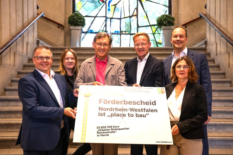 v.l. Vorstandsmitglied der Herner Sparkasse, Dirk Plötzke, Sparkasse Dortmund, Prokuristin der Immobiliengesellschaft Herne mbH & Co. KG, Melanie Nölle, Oberbürgermeister Dr. Frank Dudda, Staatssekretär, Daniel Sieveke, Vorstandsmitglied der Sparkasse Dortmund, Peter Orth, Herner Sparkasse, Geschäftsführerin der Immobiliengesellschaft Herne mbH & Co. KG, Andrea Eichholz.