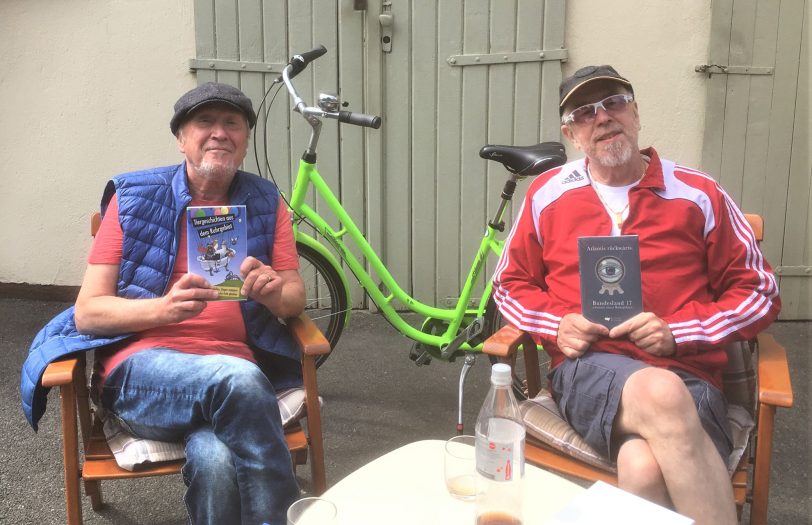 Büchernarren unter sich: Werner Boschmann (r.) und sein Kumpel Siggi Staykowski.