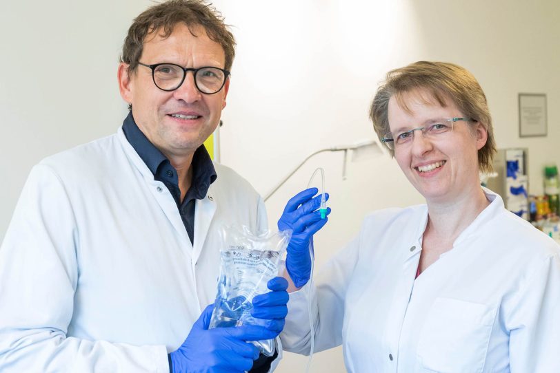 v.l. Prof. Dr. Dirk Strumberg, Direktor der Medizinischen Klinik III – Hämatologie und Onkologie des Marien Hospital Herne und die leitenden Oberärztin Dr. Beate Schultheis.