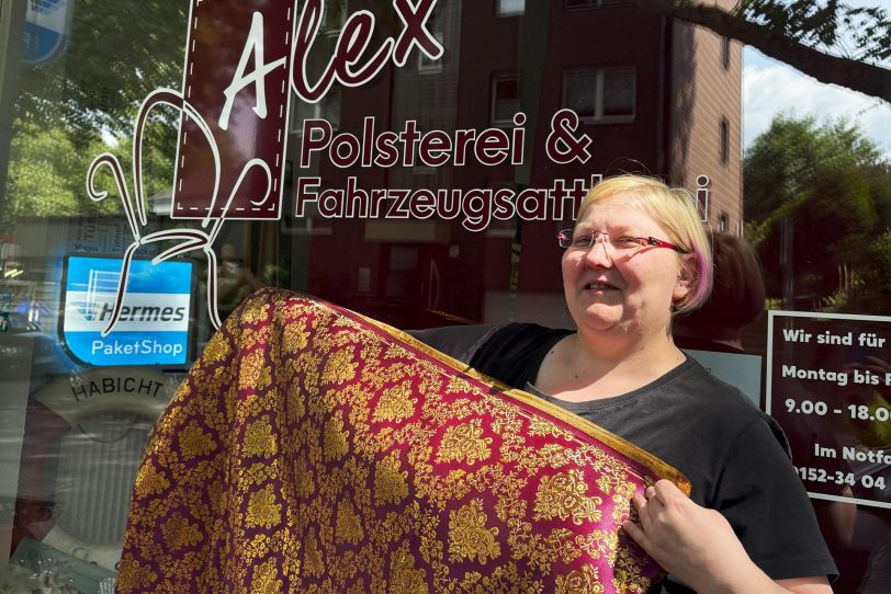 Liane Kirchner, theaterbegeisterte Inhaberin der Polsterei Alex in Bochum-Werne, hat nicht nur für witzige Sitz-Bezüge im Mondpalast gesorgt, sondern dem Kleinen Theater Herne eine attraktive Ausstattung spendiert.