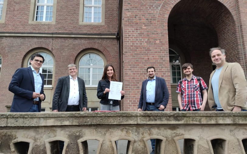Einigung über die Wahlplakat-Reduzierung unterschrieben: (v.li.) Alexander Vogt (SPD), Jürgen Hattendorf (Piraten), Vivien Wefringhaus (Grüne), Christoph Bußmann (CDU), Patrick Gawliczek (Linke) und Thomas Bloch (FDP).