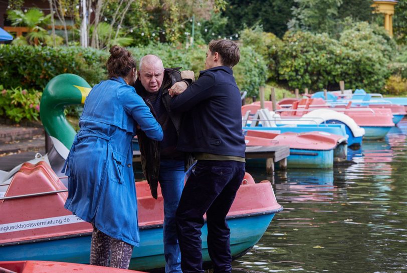 Die Bootsfahrt war zu verwirrend für Alfred (Joachim Król), der im Wasser seine tote Frau und sein Gemälde „Frau in Blau“ zu sehen glaubte, sodass ihm Denis (Jonas Nay) und Martha (Judith Bohle) ans Ufer helfen müssen.