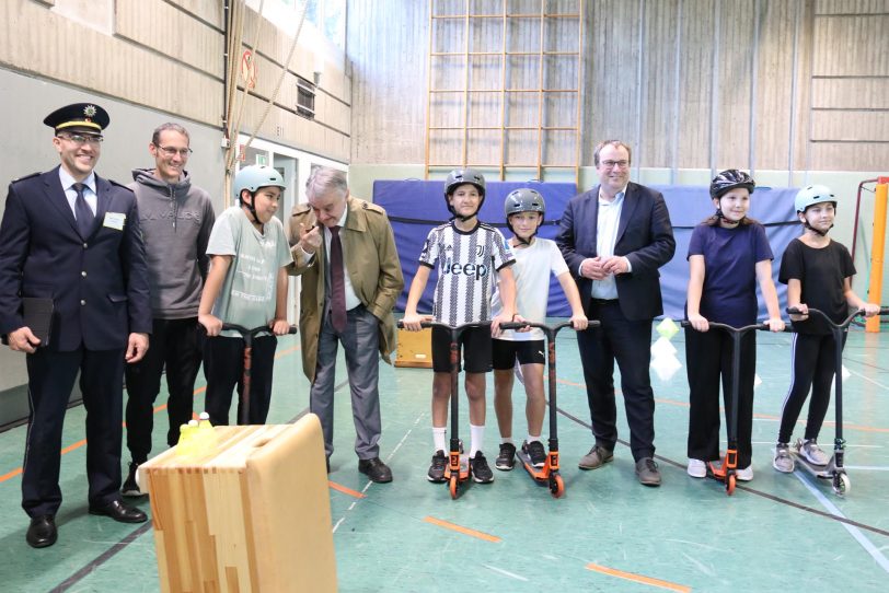 In der Turnhalle mit Tretrollern im Sicherheitsparcours unterwegs: Die NRW-weite Initiative #sicherimStraßenverkehr ist am Freitag (4.10.2024) an der Realschule an der Burg gestartet. Vor Ort waren unter anderem NRW-Innenminister Herbert Reul (4.v.l.) und NRW-Verkehrsminister Oliver Krischer (3.v.r.).