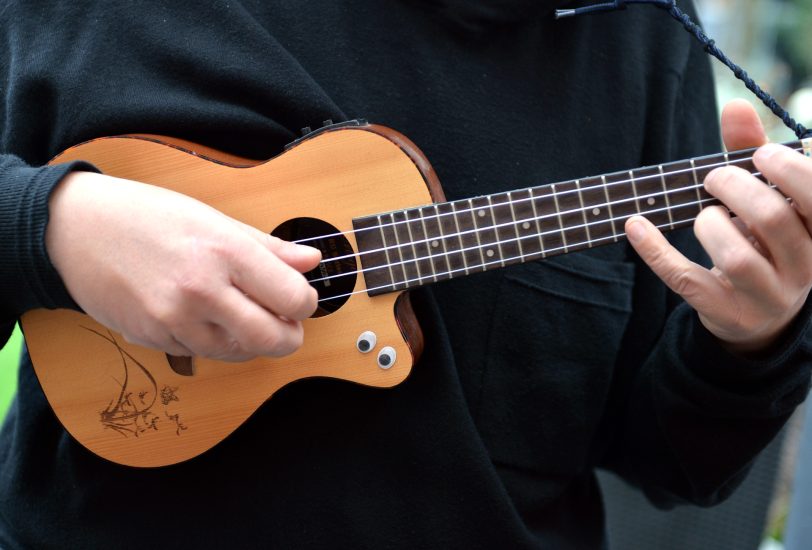 Der Musiker Michael Völkel stellte sein erstes Ukulelen Buch vor.