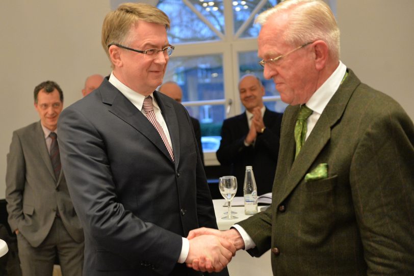 Besiegelten perHandschlag die Eigentumsübergabe:v.l. RAG-Vorstandsvorsitzender Bernd Tönjes, FAKT-Chef Hubert Schulte-Kemper.