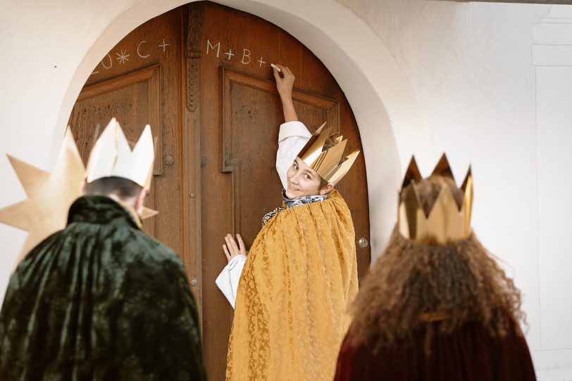 Viele Mädchen und Jungen beteiligen sich überall in Deutschland an der traditionellen Aktion Dreikönigssingen. Als Sternsinger sind sie unterwegs zu den Menschen, bringen den Segen 