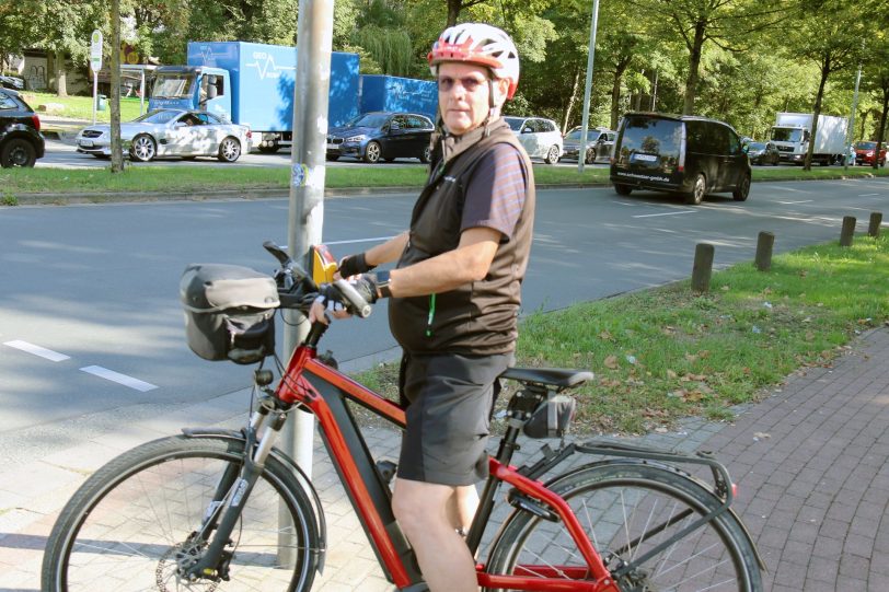 Radtour durch Herne. Wolfgang Neige an der Kreuzung Holsterhauser- Dorstener Straße.