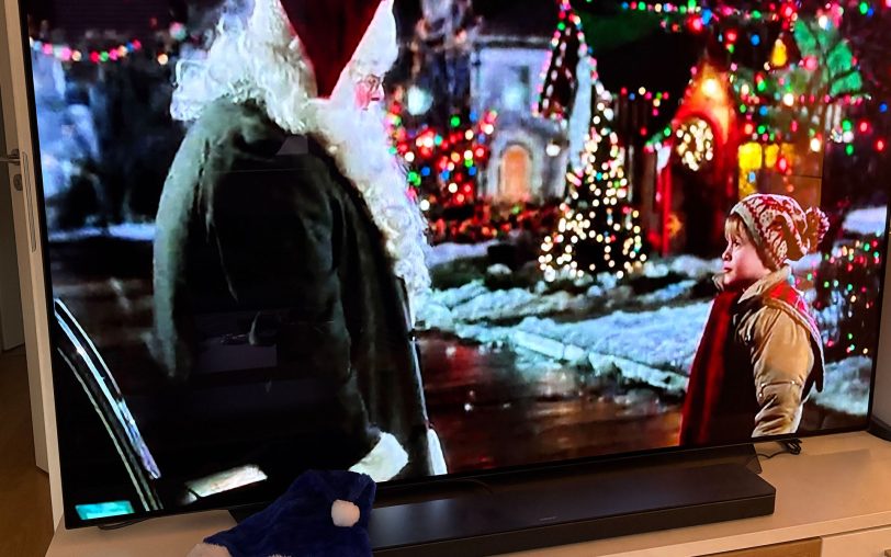 Gehört zu Weihnachten dazu wie die Festbeleuchtung im Hintergrund: Kevin McCallister (Macaulay Culkin, re.) in 