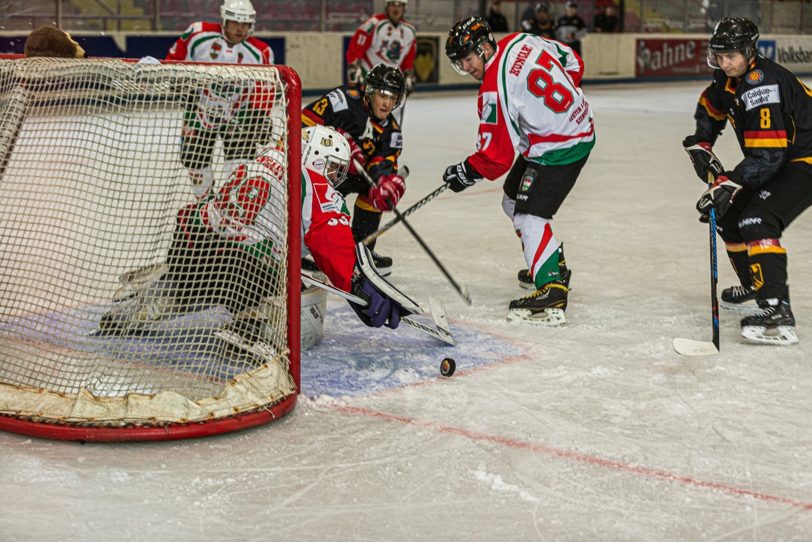 Blaulicht-Duell: Polizei-Eishockey-Nationalmannschaft gegen die deutsche Feuerwehrauswahl.