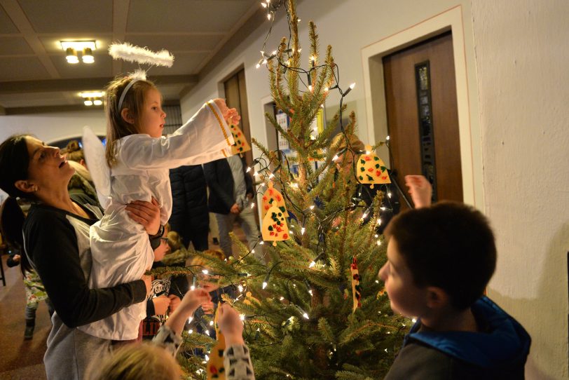 Kindergartenkinder beim Krippenspiel in der Kirche St. Franziskus.