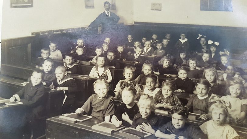 Schüler der 1. Klasse der ev. Schule an der Kirchhoffstraße (1922). Foto aus Privatbesitz von Heike Ratsch.