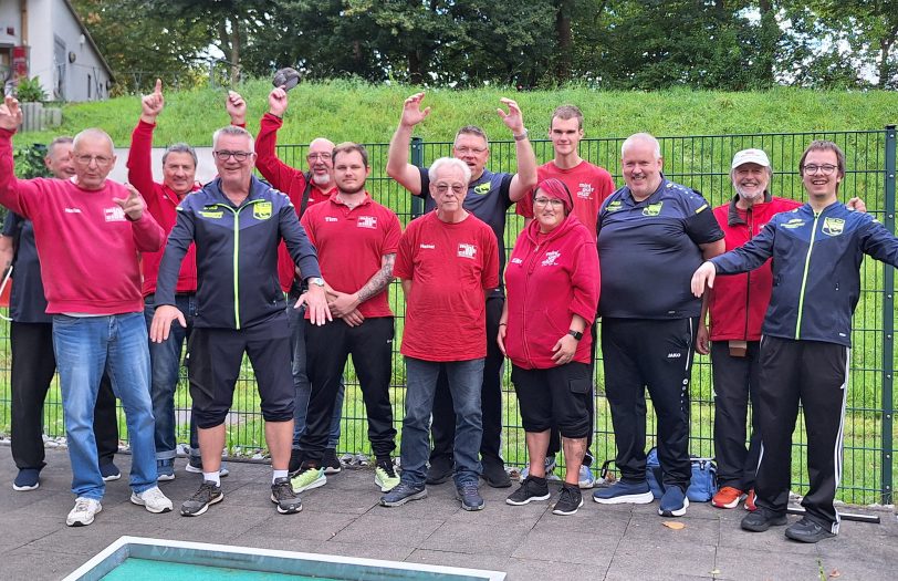 Die erfolgreichen Minigolfer (v.l.): Hans Reisdorff, Herbert Otto, Chris Kougioumtzidis, Manfred Stock, Jürgen Stürzebecher, Tim Sawartowski, Heinz Pribyl, Steffen Plep, Elke Stürzebecher, Jan Dorny, Michael Dostert, Willi Hettrich und Sascha Holzenthal.