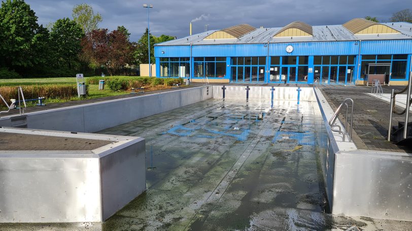 Das Wasser wurde aus dem Becken herausgelassen, damit geputzt werden kann.