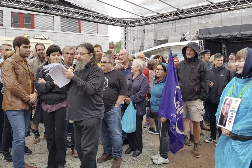 Protestversammlung gegen den Aufmarsch 'besorgter Bürger' auf dem Robert-Brauner-Platz.