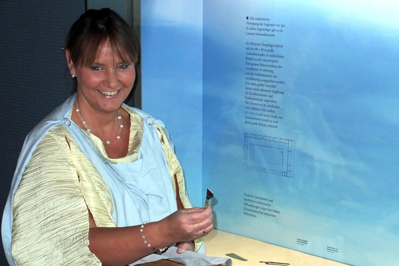 Die Ärztin Julia Sabine Medica nimmt die Besuchenden mit auf einen