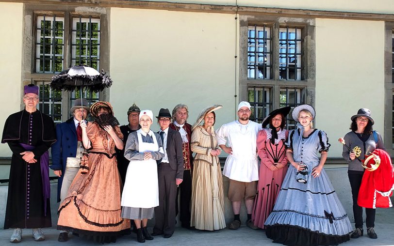 Die Schloss-mitarbeiter in historischen Kostümen.