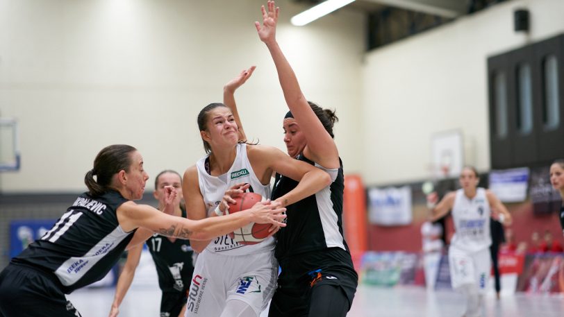 Die HTC-Damen gewinnen gegen die SNP BasCats USC Heidelberg am Sonntag (3.10.2021) mit 66:64. Im Bild Veronika Remenarova